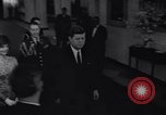 Standbild Präsident Kennedy sprechen die Diplomaten am Weißen Haus Washington DC USA, 1961, aus Sekunde 24 historischem Filmmaterial Videoclip 65675034303
