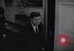 Standbild Präsident Kennedy sprechen die Diplomaten am Weißen Haus Washington DC USA, 1961, aus Sekunde 25 historischem Filmmaterial Videoclip 65675034303