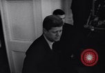 Standbild Präsident Kennedy sprechen die Diplomaten am Weißen Haus Washington DC USA, 1961, aus Sekunde 26 historischem Filmmaterial Videoclip 65675034303