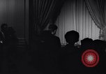 Standbild Präsident Kennedy sprechen die Diplomaten am Weißen Haus Washington DC USA, 1961, aus Sekunde 31 historischem Filmmaterial Videoclip 65675034303