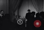 Standbild Präsident Kennedy sprechen die Diplomaten am Weißen Haus Washington DC USA, 1961, aus Sekunde 33 historischem Filmmaterial Videoclip 65675034303