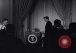 Standbild Präsident Kennedy sprechen die Diplomaten am Weißen Haus Washington DC USA, 1961, aus Sekunde 34 historischem Filmmaterial Videoclip 65675034303