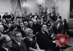 Standbild Präsident Kennedy sprechen die Diplomaten am Weißen Haus Washington DC USA, 1961, aus Sekunde 36 historischem Filmmaterial Videoclip 65675034303