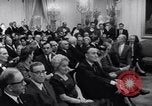 Standbild Präsident Kennedy sprechen die Diplomaten am Weißen Haus Washington DC USA, 1961, aus Sekunde 37 historischem Filmmaterial Videoclip 65675034303