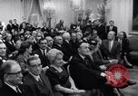 Standbild Präsident Kennedy sprechen die Diplomaten am Weißen Haus Washington DC USA, 1961, aus Sekunde 39 historischem Filmmaterial Videoclip 65675034303