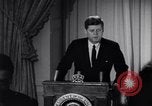 Standbild Präsident Kennedy sprechen die Diplomaten am Weißen Haus Washington DC USA, 1961, aus Sekunde 40 historischem Filmmaterial Videoclip 65675034303