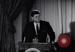 Standbild Präsident Kennedy sprechen die Diplomaten am Weißen Haus Washington DC USA, 1961, aus Sekunde 41 historischem Filmmaterial Videoclip 65675034303