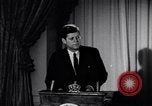 Standbild Präsident Kennedy sprechen die Diplomaten am Weißen Haus Washington DC USA, 1961, aus Sekunde 42 historischem Filmmaterial Videoclip 65675034303