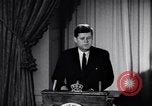 Standbild Präsident Kennedy sprechen die Diplomaten am Weißen Haus Washington DC USA, 1961, aus Sekunde 43 historischem Filmmaterial Videoclip 65675034303
