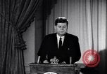 Standbild Präsident Kennedy sprechen die Diplomaten am Weißen Haus Washington DC USA, 1961, aus Sekunde 44 historischem Filmmaterial Videoclip 65675034303