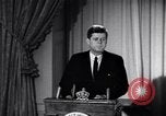 Standbild Präsident Kennedy sprechen die Diplomaten am Weißen Haus Washington DC USA, 1961, aus Sekunde 45 historischem Filmmaterial Videoclip 65675034303