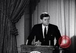 Standbild Präsident Kennedy sprechen die Diplomaten am Weißen Haus Washington DC USA, 1961, aus Sekunde 46 historischem Filmmaterial Videoclip 65675034303