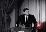 Standbild Präsident Kennedy sprechen die Diplomaten am Weißen Haus Washington DC USA, 1961, aus Sekunde 47 historischem Filmmaterial Videoclip 65675034303