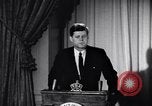 Standbild Präsident Kennedy sprechen die Diplomaten am Weißen Haus Washington DC USA, 1961, aus Sekunde 48 historischem Filmmaterial Videoclip 65675034303