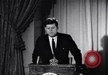 Standbild Präsident Kennedy sprechen die Diplomaten am Weißen Haus Washington DC USA, 1961, aus Sekunde 49 historischem Filmmaterial Videoclip 65675034303
