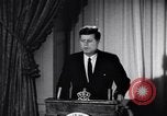 Standbild Präsident Kennedy sprechen die Diplomaten am Weißen Haus Washington DC USA, 1961, aus Sekunde 50 historischem Filmmaterial Videoclip 65675034303