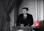 Standbild Präsident Kennedy sprechen die Diplomaten am Weißen Haus Washington DC USA, 1961, aus Sekunde 51 historischem Filmmaterial Videoclip 65675034303