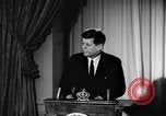 Standbild Präsident Kennedy sprechen die Diplomaten am Weißen Haus Washington DC USA, 1961, aus Sekunde 53 historischem Filmmaterial Videoclip 65675034303