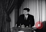 Standbild Präsident Kennedy sprechen die Diplomaten am Weißen Haus Washington DC USA, 1961, aus Sekunde 54 historischem Filmmaterial Videoclip 65675034303