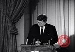 Standbild Präsident Kennedy sprechen die Diplomaten am Weißen Haus Washington DC USA, 1961, aus Sekunde 55 historischem Filmmaterial Videoclip 65675034303