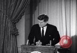 Standbild Präsident Kennedy sprechen die Diplomaten am Weißen Haus Washington DC USA, 1961, aus Sekunde 56 historischem Filmmaterial Videoclip 65675034303