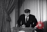 Standbild Präsident Kennedy sprechen die Diplomaten am Weißen Haus Washington DC USA, 1961, aus Sekunde 57 historischem Filmmaterial Videoclip 65675034303