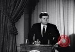 Standbild Präsident Kennedy sprechen die Diplomaten am Weißen Haus Washington DC USA, 1961, aus Sekunde 58 historischem Filmmaterial Videoclip 65675034303