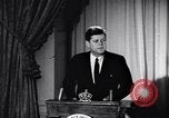Standbild Präsident Kennedy sprechen die Diplomaten am Weißen Haus Washington DC USA, 1961, aus Sekunde 59 historischem Filmmaterial Videoclip 65675034303