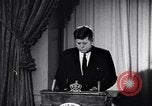 Standbild Präsident Kennedy sprechen die Diplomaten am Weißen Haus Washington DC USA, 1961, aus Sekunde 60 historischem Filmmaterial Videoclip 65675034303