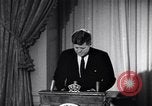 Standbild Präsident Kennedy sprechen die Diplomaten am Weißen Haus Washington DC USA, 1961, aus Sekunde 61 historischem Filmmaterial Videoclip 65675034303