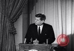 Standbild Präsident Kennedy sprechen die Diplomaten am Weißen Haus Washington DC USA, 1961, aus Sekunde 62 historischem Filmmaterial Videoclip 65675034303