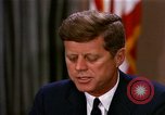 Standbild John F Kennedy auf rassischer Integration Washington DC USA, 1963, aus Sekunde 27 historischem Filmmaterial Videoclip 65675034316
