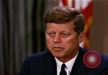 Standbild John F Kennedy auf rassischer Integration Washington DC USA, 1963, aus Sekunde 34 historischem Filmmaterial Videoclip 65675034316