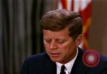 Standbild John F Kennedy auf rassischer Integration Washington DC USA, 1963, aus Sekunde 49 historischem Filmmaterial Videoclip 65675034316