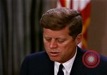 Standbild John F Kennedy auf rassischer Integration Washington DC USA, 1963, aus Sekunde 57 historischem Filmmaterial Videoclip 65675034316