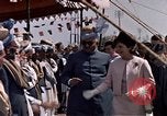 Standbild Jacqueline Kennedy Peshawar in Pakistan, 1962, aus Sekunde 50 historischem Filmmaterial Videoclip 65675034322
