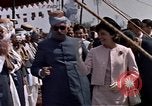 Standbild Jacqueline Kennedy Peshawar in Pakistan, 1962, aus Sekunde 52 historischem Filmmaterial Videoclip 65675034322