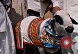 Standbild Jacqueline Kennedy Peshawar in Pakistan, 1962, aus Sekunde 57 historischem Filmmaterial Videoclip 65675034322