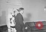 Standbild John F Kennedy Touren NASA Facility United States USA, 1963, aus Sekunde 42 historischem Filmmaterial Videoclip 65675034340