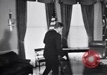 Standbild John F Kennedy Touren NASA Facility United States USA, 1963, aus Sekunde 44 historischem Filmmaterial Videoclip 65675034340