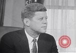 Standbild John F Kennedy Touren NASA Facility United States USA, 1963, aus Sekunde 50 historischem Filmmaterial Videoclip 65675034340