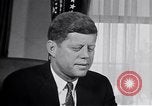 Standbild John F Kennedy Touren NASA Facility United States USA, 1963, aus Sekunde 52 historischem Filmmaterial Videoclip 65675034340