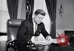 Standbild John F Kennedy Touren NASA Facility United States USA, 1963, aus Sekunde 58 historischem Filmmaterial Videoclip 65675034340