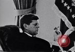 Immagine di John F Kennedy parlando di consulenti militari Washington DC USA, 1963, secondo 13 filmato di repertorio 65675034342