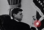 Immagine di John F Kennedy parlando di consulenti militari Washington DC USA, 1963, secondo 14 filmato di repertorio 65675034342