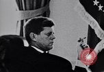 Immagine di John F Kennedy parlando di consulenti militari Washington DC USA, 1963, secondo 15 filmato di repertorio 65675034342