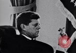 Immagine di John F Kennedy parlando di consulenti militari Washington DC USA, 1963, secondo 16 filmato di repertorio 65675034342