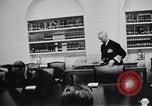 Immagine di John F Kennedy parlando di consulenti militari Washington DC USA, 1963, secondo 54 filmato di repertorio 65675034342