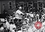 Immagine di John F Kennedy accolti da Latin American folla America Latina, 1961, secondo 6 filmato di repertorio 65675034344