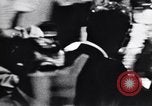 Immagine di John F Kennedy accolti da Latin American folla America Latina, 1961, secondo 15 filmato di repertorio 65675034344